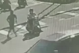 Clip: Đang dừng đèn đỏ, người phụ nữ bất ngờ bị người lạ siết cổ giữa ngã tư, liên tục quát: "Muốn chết phải không?"