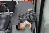 Bé trai 18 tháng tuổi bị bạn gái của cha bạo hành đến tử vong, hành động của người cha sau đó gây phẫn nộ