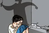 Bé trai 4 tuổi bị mẹ ruột dí thìa nung đỏ vào tay, dội nước sôi khiến bỏng gần 2/3 cơ thể