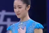 Clip: Nữ người mẫu gặp sự cố trang phục khi biểu diễn khiến người xem đỏ mặt