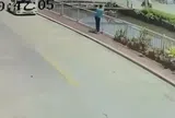 Bé gái đang đi bộ bất ngờ bị người đàn ông bám theo rồi bế ném xuống sông trong 7 giây, thủ phạm lại là người thân trong gia đình