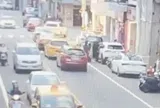 Clip: Tài xế mở cửa ô tô hất văng nữ đi xe máy, khoảnh khắc suýt bị taxi cán khiến nhiều người rùng mình