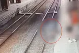 Clip: Xe đẩy lao khỏi sân ga, bé trai 2 tuổi rơi xuống đường ray, mẹ liều mình nhảy xuống cứu