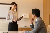 Đến khách sạn gặp đối tác, phát hiện chồng tay trong tay với nữ thư ký nhận chìa khóa phòng, tôi hỏi một câu khiến cả hai đỏ mặt