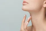 Da cổ nhăn nheo khiến bạn trông già hơn tuổi? Chị em đừng bỏ qua những mẹo chăm sóc này