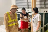 Bé 7 tháng tuổi khó thở, CSGT Hà Nội bật đèn đỏ đưa đi cấp cứu khẩn cấp