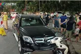 Hiện trường vụ Mercedes đâm xe máy rồi lao vào vòng xuyến, 1 người bị thương