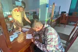 Câu chuyện xúc động: CSGT hỗ trợ người vi phạm giao thông nộp phạt