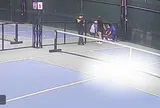 Khoảnh khắc bác sĩ ép tim cứu người đàn ông bất tỉnh nguy kịch trên sân pickleball