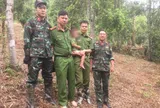 Vỡ òa khoảnh khắc tìm thấy cháu bé 3 tuổi đi lạc một mình trong rừng 14 tiếng