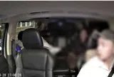 Clip: Cãi vã với bạn gái trên taxi, người đàn ông nước ngoài lao khỏi xe đang chạy