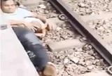 Video thót tim: Cha lấy thân che con giữa lúc tàu lăn bánh