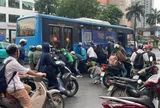 Hàng chục người giải cứu người phụ nữ bị kẹt dưới gầm xe buýt sau va chạm giao thông