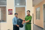 Nhặt được balô chứa tiền vàng, người đàn ông ở Tây Ninh mang nộp công an