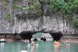 Xuồng chở khách du lịch bị đắm tại hang Luồn, vịnh Hạ Long: 15 người rơi xuống nước, 3 người bị thương