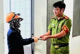 Gia Lai: Nữ công nhân nhặt xấp tiền lớn khi đang quét rác