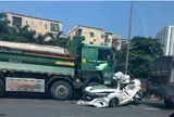 Khoảnh khắc tài xế thoát ra từ xe ô tô bị "vò nát" sau va chạm với xe tải khiến nhiều người "không tin vào mắt mình"