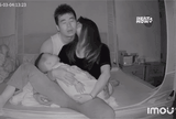 Camera phòng ngủ ghi lại hành động của người chồng, ai xem cũng xúc động