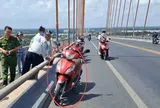 Bất thường chiếc xe máy giữa cầu Rạch Miễu, lộ thi thể phụ nữ dưới mố cầu
