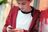 Bài học từ quốc gia đầu tiên cấm trẻ em dùng TikTok, Facebook