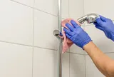 Vòi sen bị đóng cặn canxi trắng? Áp dụng ngay những mẹo này để sạch bong như mới