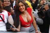 "Bạn gái World Cup" nổi tiếng nhất hành tinh tái xuất sau 16 năm