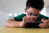 Có bắt buộc cha mẹ đăng ký tài khoản mạng xã hội cho con dưới 16 tuổi từ 1/7?