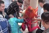 Trò đùa ngày cưới khiến phù dâu gãy sống lưng, tòa án ra phán quyết gây chú ý