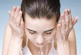 Rửa mặt hay tẩy tế bào chết trước? Thứ tự đúng giúp hạn chế kích ứng