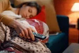 Ngủ khi tivi vẫn bật ảnh hưởng sức khỏe ra sao?