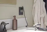 Vì sao phòng tắm hiện đại ngày càng cần ổ điện?
