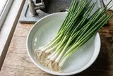 Hành lá mua về đừng vội cho vào tủ lạnh, thêm một bước này để hành tươi lâu hơn