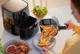 Mở nồi chiên không dầu khi đang nấu có sao không? 3 điều người dùng cần biết để món ăn chín đều