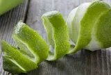 Thói quen vắt chanh bỏ vỏ khiến bạn bỏ lỡ dưỡng chất quý