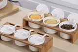 Để gia vị cạnh bếp: Tiện tay nhưng dễ làm mất hương vị