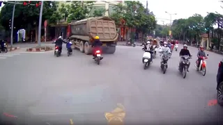 Clip: Từ cảm xúc thót tim đến ấm áp tan chảy với khoảnh khắc người đàn ông cứu nguy cháu nhỏ đi xe đạp khỏi điểm mù xe tải