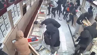 Clip sốc: Gần 20 đối tượng bịt mặt "đánh úp" tiệm trang sức, cướp hàng chục tỷ chỉ trong 70 giây