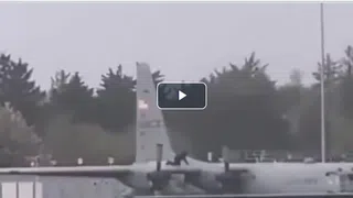 Clip: Người đàn ông cầm rìu bổ liên tục xuống máy bay quân sự Mỹ ở Ireland