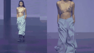 Tuột dây áo giữa runway và màn ứng biến “đỉnh cao” của người mẫu trẻ