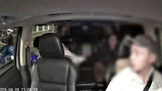 Clip: Cãi vã với bạn gái trên taxi, người đàn ông nước ngoài lao khỏi xe đang chạy