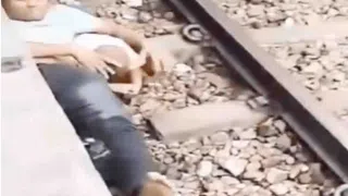 Video thót tim: Cha lấy thân che con giữa lúc tàu lăn bánh