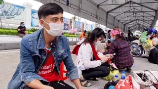 Chồng đỡ đẻ cho vợ, chạy xe máy chở vợ con vượt hơn nghìn km về quê