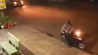 Phát hiện bạn trai bị cướp tấn công, cô gái trẻ lập tức lao đến quật ngã kẻ xấu