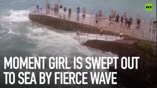 Thót tim khoảnh khắc cô gái trẻ bị cuốn ra biển khi đang chơi đùa cùng bạn