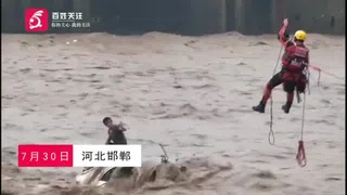 "Nghẹt thở" giải cứu người đàn ông mắc kẹt trên ô tô giữa dòng lũ chảy xiết