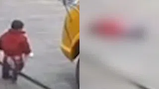 Thắt lòng cảnh bé một tuổi rưỡi băng qua đường, bị xe buýt trường học cán không qua khỏi