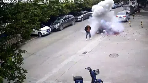 Clip: Người đàn ông hoảng sợ bỏ chạy sau khi pháo chở trên xe bất ngờ phát nổ