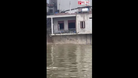 Clip: Xót xa khoảnh khắc ngôi nhà sạt lở, chìm xuống sông ở Bắc Ninh
