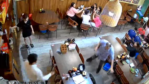 Clip: Nữ điều dưỡng bệnh viện Bạch Mai cứu người đàn ông bất ngờ ngừng tim tại nhà hàng