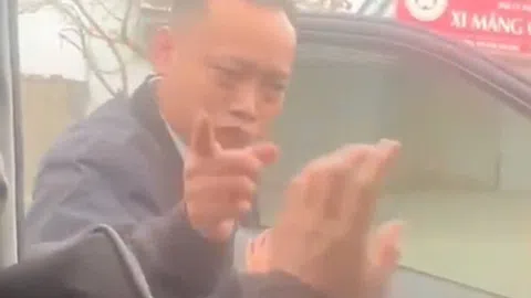 Clip: Tài xế ô tô bị hành hung ở phà Cồn Nhất, Nam Định